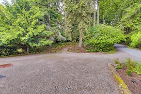 Beachfront Anderson Island Escape: Rainier Views!