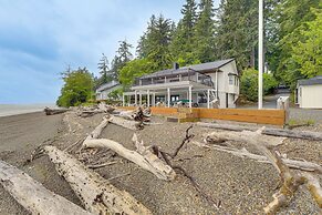Beachfront Anderson Island Escape: Rainier Views!