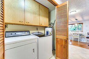 Beachfront Anderson Island Escape: Rainier Views!