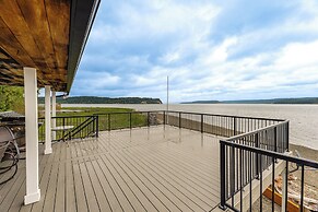 Beachfront Anderson Island Escape: Rainier Views!