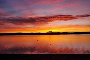 Beachfront Anderson Island Escape: Rainier Views!