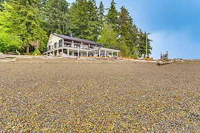 Beachfront Anderson Island Escape: Rainier Views!