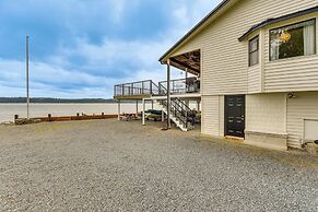 Beachfront Anderson Island Escape: Rainier Views!