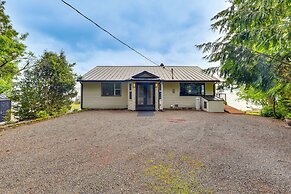 Beachfront Anderson Island Escape: Rainier Views!