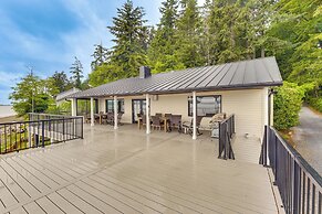 Beachfront Anderson Island Escape: Rainier Views!