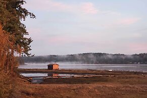Beachfront Anderson Island Escape: Rainier Views!