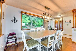 Beachfront Anderson Island Escape: Rainier Views!