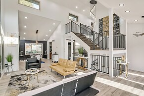 1 Mi to Holmes Lake: Bright & Modern Lincoln Home!