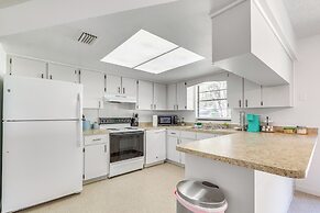 Bright Crystal River Home ~ 2 Mi to State Parks!