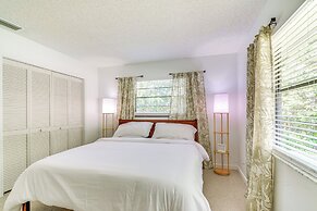 Bright Crystal River Home ~ 2 Mi to State Parks!