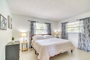 Bright Crystal River Home ~ 2 Mi to State Parks!