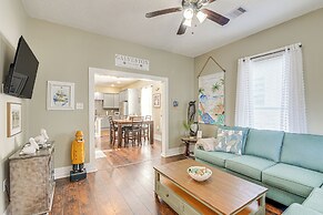 Half Mi to Galveston Seawall: Home w/ Yard & Grill