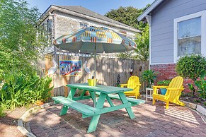Half Mi to Galveston Seawall: Home w/ Yard & Grill