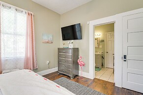 Half Mi to Galveston Seawall: Home w/ Yard & Grill