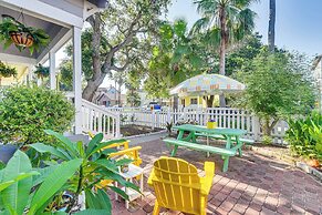 Half Mi to Galveston Seawall: Home w/ Yard & Grill