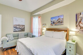 Half Mi to Galveston Seawall: Home w/ Yard & Grill