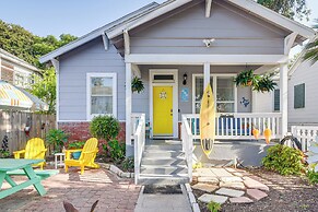Half Mi to Galveston Seawall: Home w/ Yard & Grill