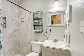 Half Mi to Galveston Seawall: Home w/ Yard & Grill