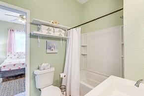 Half Mi to Galveston Seawall: Home w/ Yard & Grill