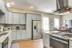 Half Mi to Galveston Seawall: Home w/ Yard & Grill