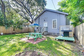Half Mi to Galveston Seawall: Home w/ Yard & Grill