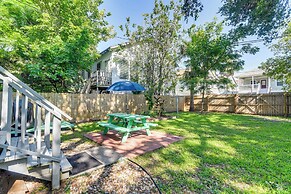 Half Mi to Galveston Seawall: Home w/ Yard & Grill