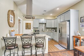 Half Mi to Galveston Seawall: Home w/ Yard & Grill