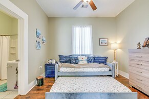 Half Mi to Galveston Seawall: Home w/ Yard & Grill