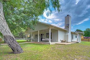Texas Hill Country Retreat - Walk to Nueces River!