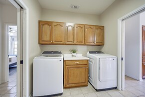 Texas Hill Country Retreat - Walk to Nueces River!