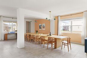 Coconut Breeze Getaway - Resort Facilities Access 9 Bedroom Home by Ov