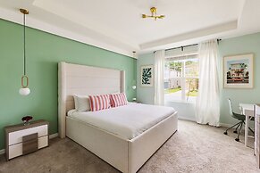 Coconut Breeze Getaway - Resort Facilities Access 9 Bedroom Home by Ov