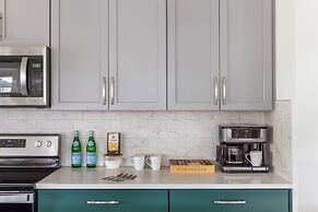 Coconut Breeze Getaway - Resort Facilities Access 9 Bedroom Home by Ov