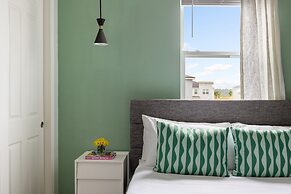 Coconut Breeze Getaway - Resort Facilities Access 9 Bedroom Home by Ov