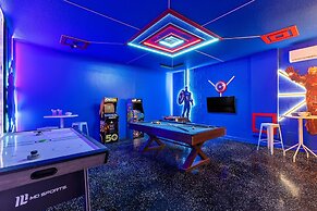 Coconut Breeze Getaway - Resort Facilities Access 9 Bedroom Home by Ov