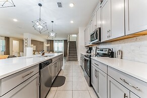 Coconut Breeze With Private Backyard Pool And Spa 5 Bedroom Home