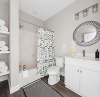 Miramar Dream House - Hot Tub, Tiki Bar, Game Room 7 Bedroom Home by O