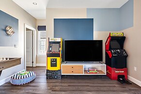 Miramar Dream House - Hot Tub, Tiki Bar, Game Room 7 Bedroom Home by O