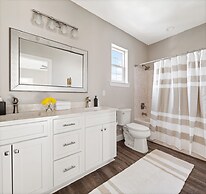 Miramar Dream House - Hot Tub, Tiki Bar, Game Room 7 Bedroom Home by O