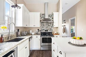 Miramar Dream House - Hot Tub, Tiki Bar, Game Room 7 Bedroom Home by O