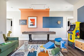 Miramar Dream House - Hot Tub, Tiki Bar, Game Room 7 Bedroom Home by O