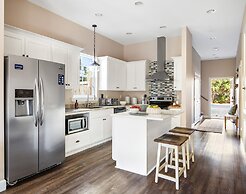 Miramar Dream House - Hot Tub, Tiki Bar, Game Room 7 Bedroom Home by O