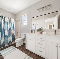 Miramar Dream House - Hot Tub, Tiki Bar, Game Room 7 Bedroom Home by O