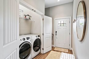 Miramar Dream House - Hot Tub, Tiki Bar, Game Room 7 Bedroom Home by O