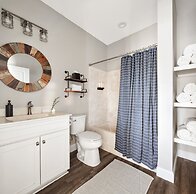 Miramar Dream House - Hot Tub, Tiki Bar, Game Room 7 Bedroom Home by O