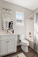 Miramar Dream House - Hot Tub, Tiki Bar, Game Room 7 Bedroom Home by O