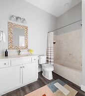 Miramar Dream House - Hot Tub, Tiki Bar, Game Room 7 Bedroom Home by O