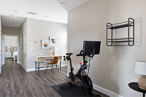 Miramar Dream House - Hot Tub, Tiki Bar, Game Room 7 Bedroom Home by O