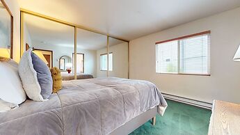 Mammoth Sierra Townhomes #23 4 Bedroom Condo by RedAwning