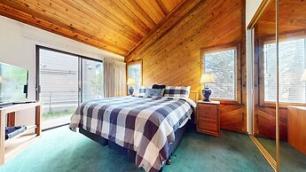 Mammoth Sierra Townhomes #23 4 Bedroom Condo by RedAwning